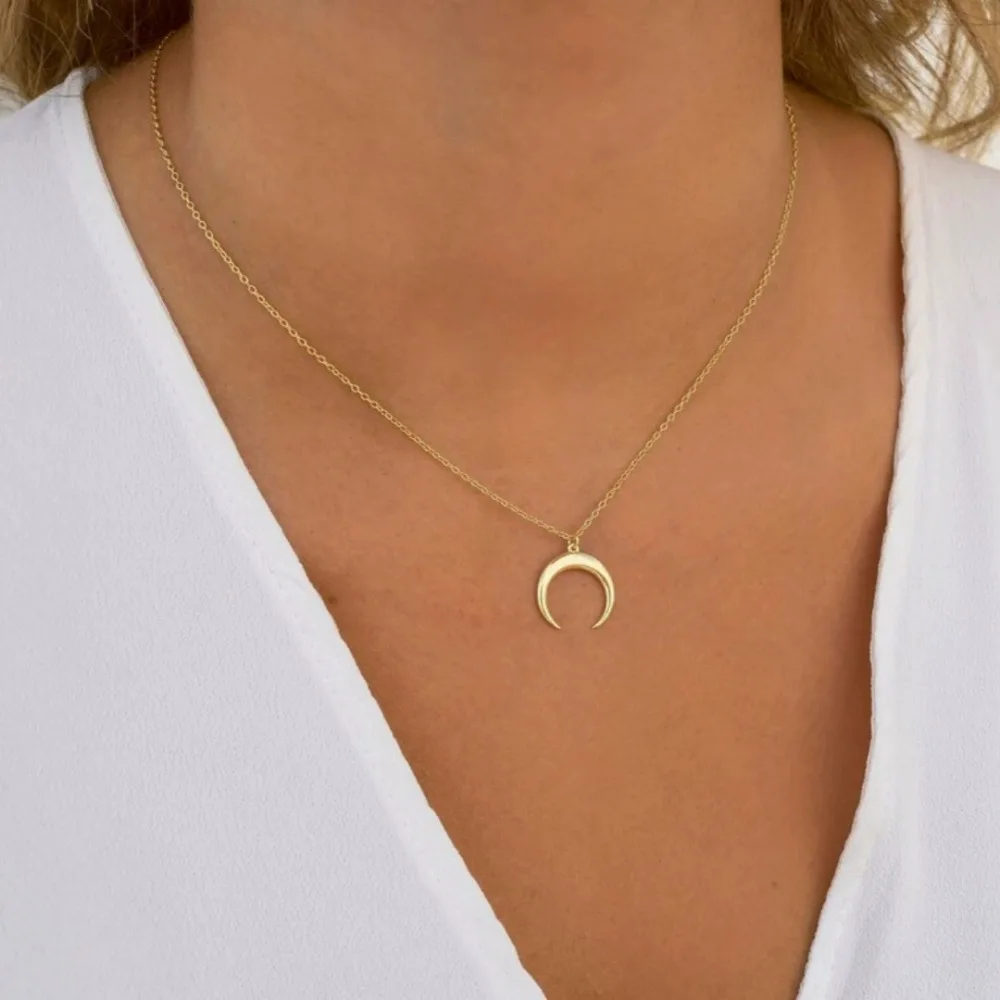 2025 neue Trendy Gold Farbe Gebogene Crescent Moon Zarte Anhänger Halskette für Frauen Damen Mode Schmuck Zubehör Geschenke