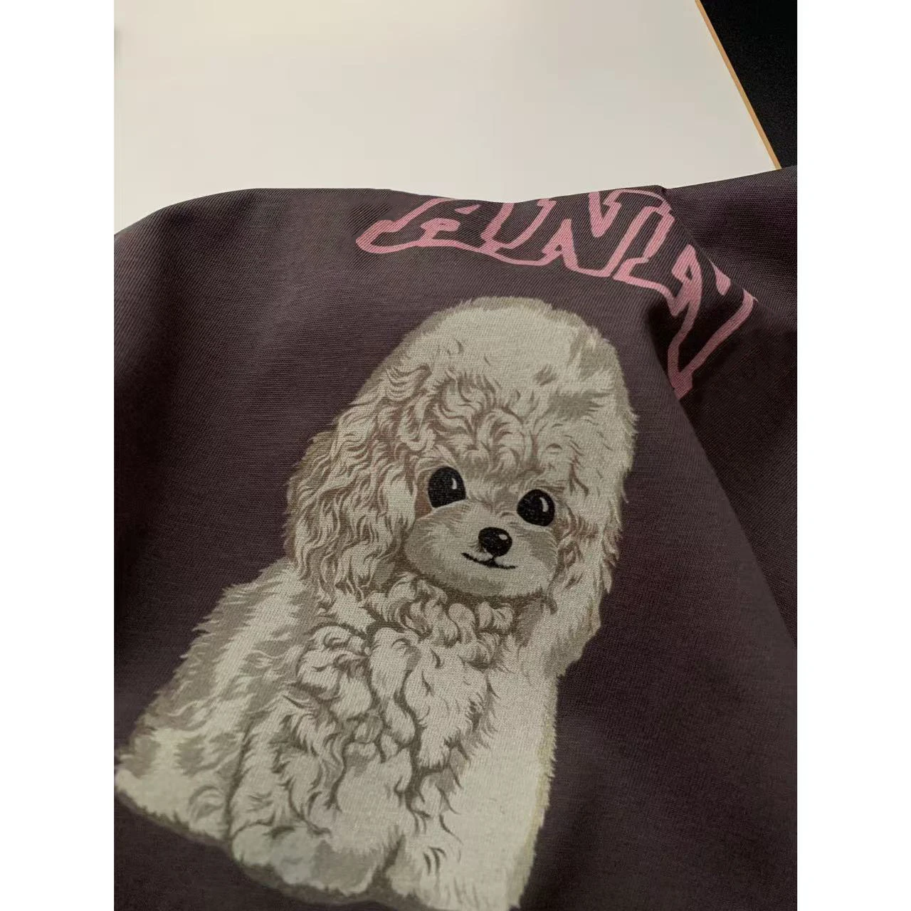 T-shirt KAILE primavera estate slim fit con simpatico cucciolo stampato e design di capelli ricci in ort Sve Street Sle