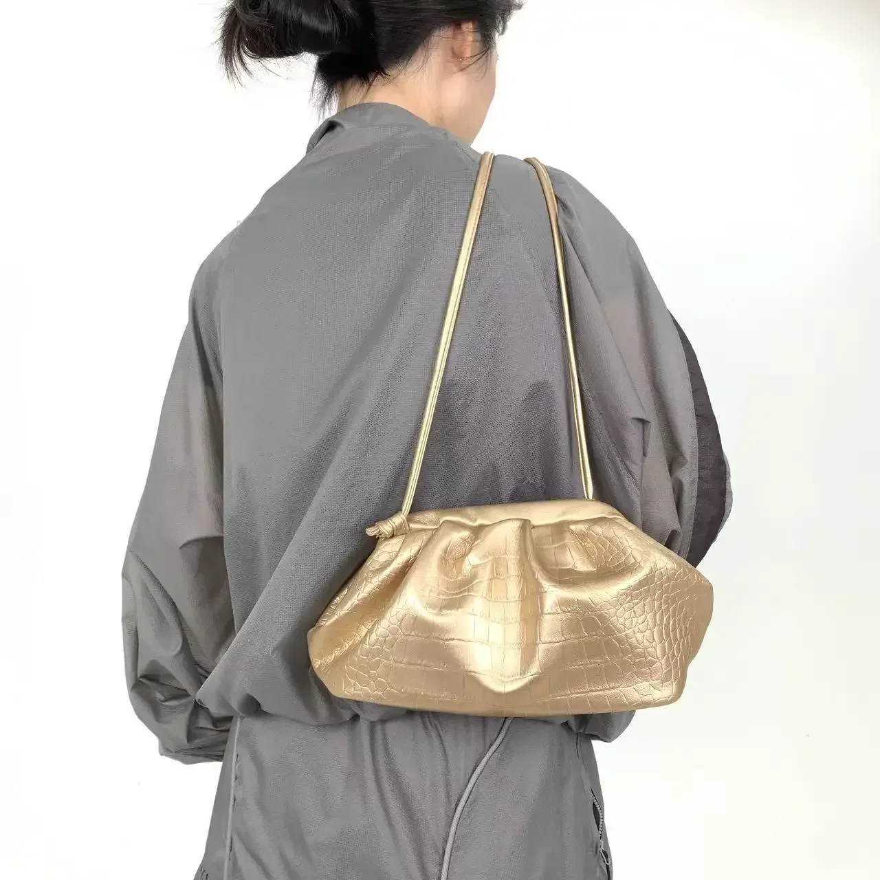 

Ladies' fashionable crocodile patterned cloud pleated handbag with elegant temperament, one shoulder crossbody handbag