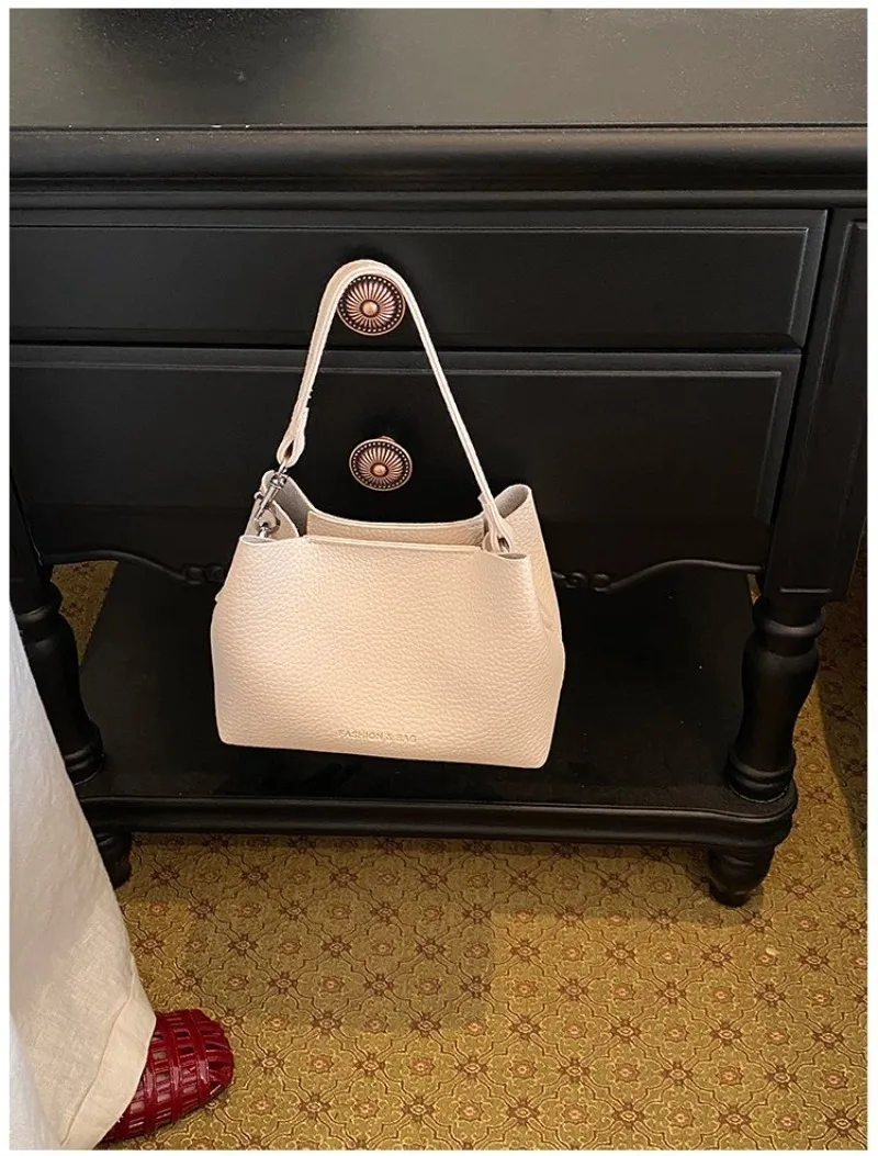 CEEKAY Minimalistische Mini-Eimertasche aus genarbtem, lederähnlichem Leder mit Aufdruck, leicht und tragbar, als Umhängetasche oder Schultertasche für Kaffeebraun – Detail 18