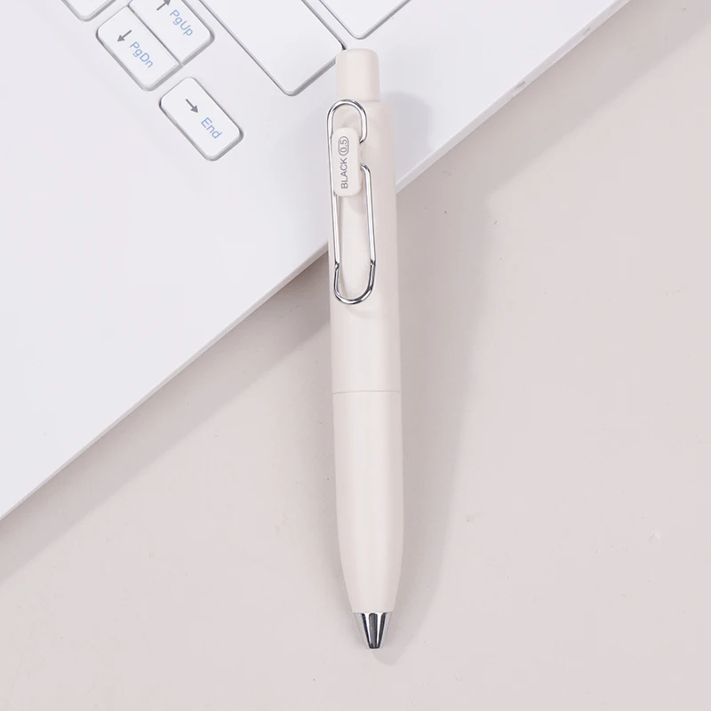 قلم Uniball Mini المحمول، قلب سميك 0.5 مم، سريع الجفاف ومقاوم للماء، تصميم بنقرة واحدة