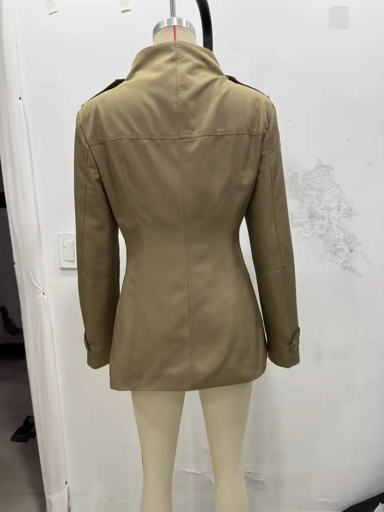 เสื้อโค้ทผู้หญิง KONDALA รุ่น Chic Khaki สไตล์ลำลอง แฟชั่นปี 2025 กระดุมแถวเดียว มีกระเป๋า เสื้อคลุมสไตล์วินเทจ สำหรับฤดูใบไม้ร่วง ทรงตรง สีพื้น