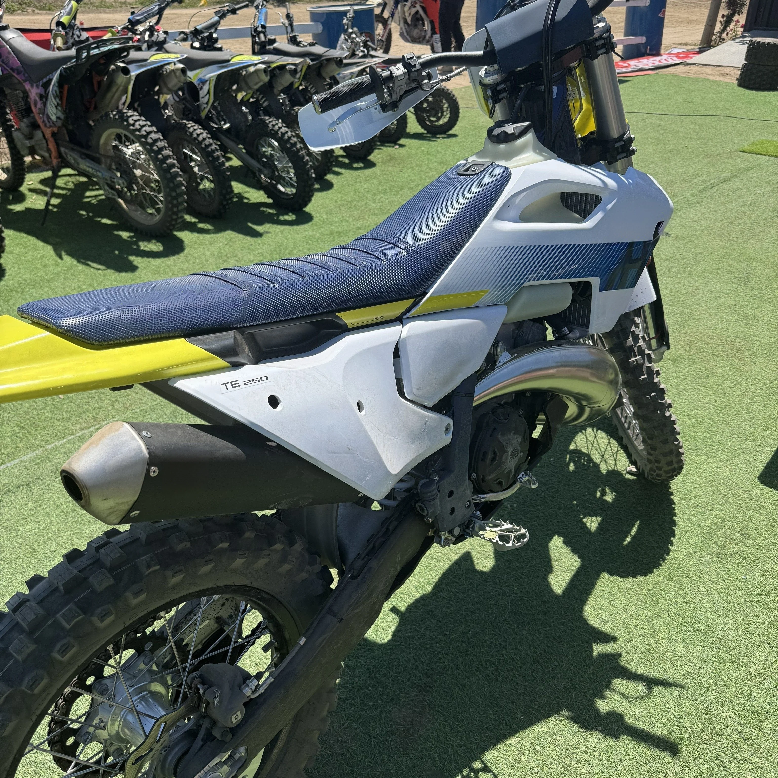 For Husqvarna TE250/TE300 24th model, the accessories for lowering the seat cushion base also reduce the body height.