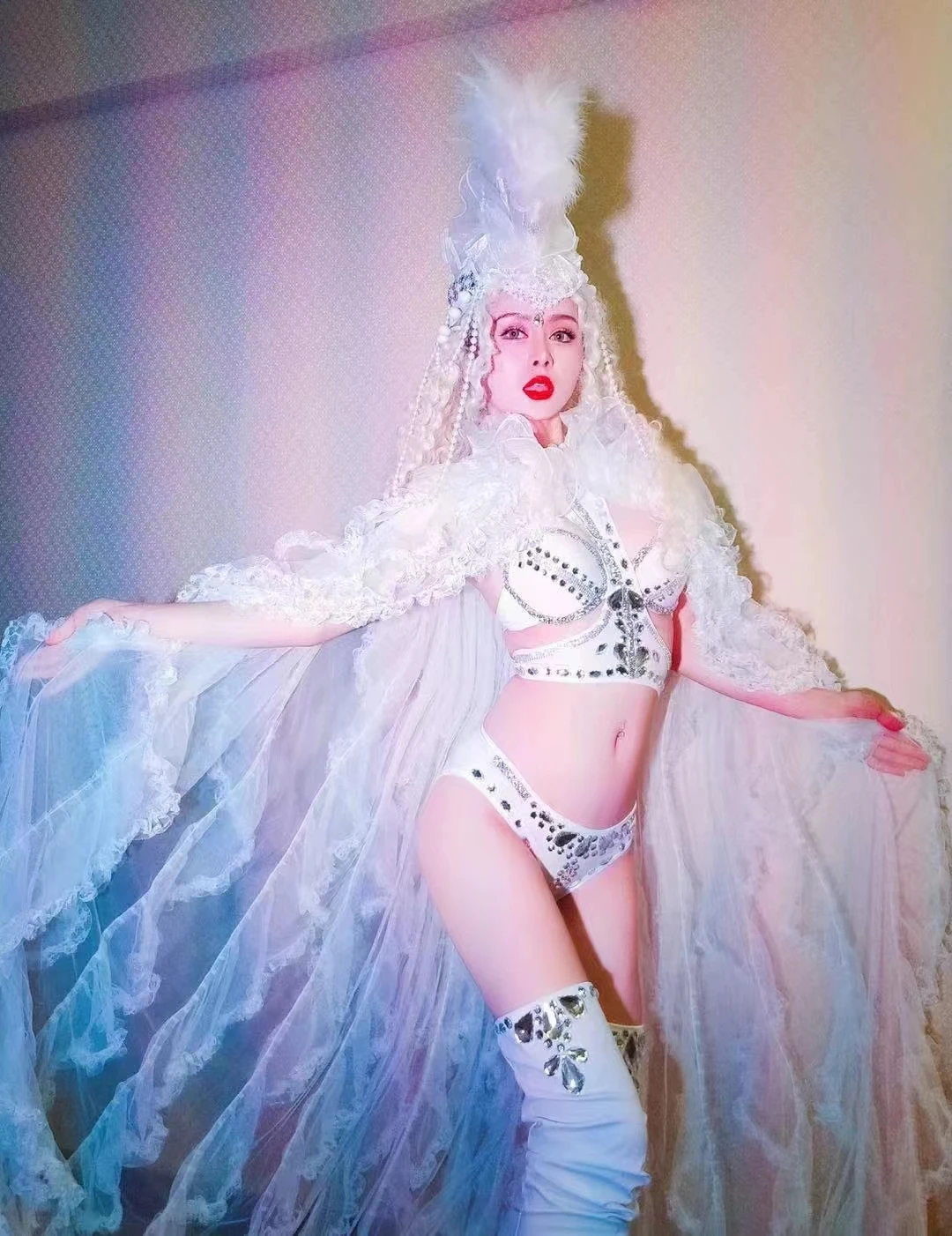 Outfield เครื่องแต่งกายเวทีเกสต์ทัวร์สีแดงเซ็กซี่บิกินี่ลูกไม้ผ้าคลุมไหล่ Feather headdress เครื่องแต่งกายเต็มรูปแบบ