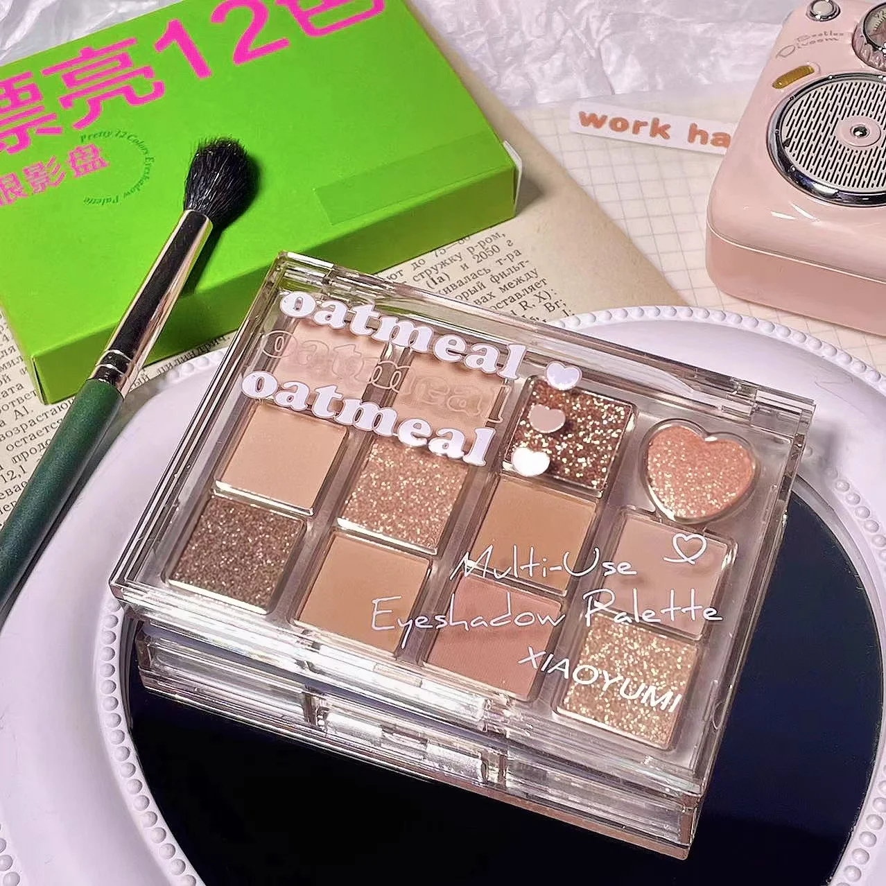 美しい12色のアイシャドウパレット、パールのような砕いたグリッター、マットミルクティー、アースカラーのスパンコール、細かい輝きのナチュラルアイシャドウ