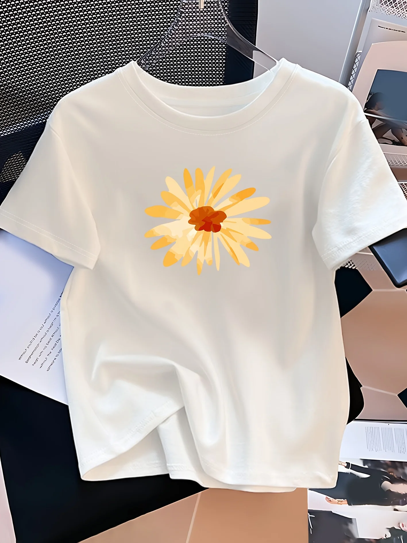 

Женский повседневный элегантный цветочный буквенный принт с круглым вырезом, черный с желтыми цветами, дышащий, без Harajuku, с коротким рукавом, повседневный