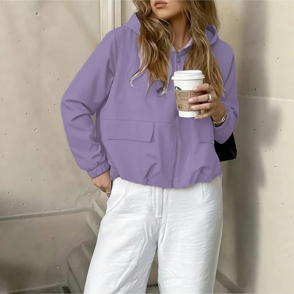 

Повседневная осенняя куртка без воротника или украшений. Удобный женский верх, идеально подходящий для кругих месяцев.