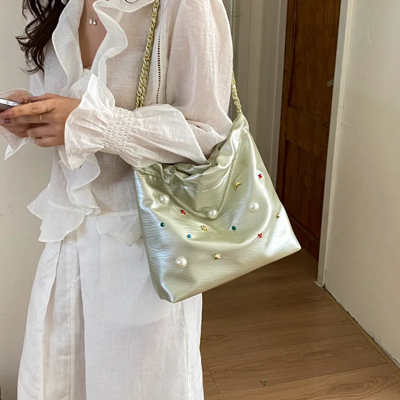 

2026 Summer Fashion Simple Bucket Bag For Women Silver White Stars Pearl Decor Tote Shoulder Bags Daily Shopping Chain Handbag