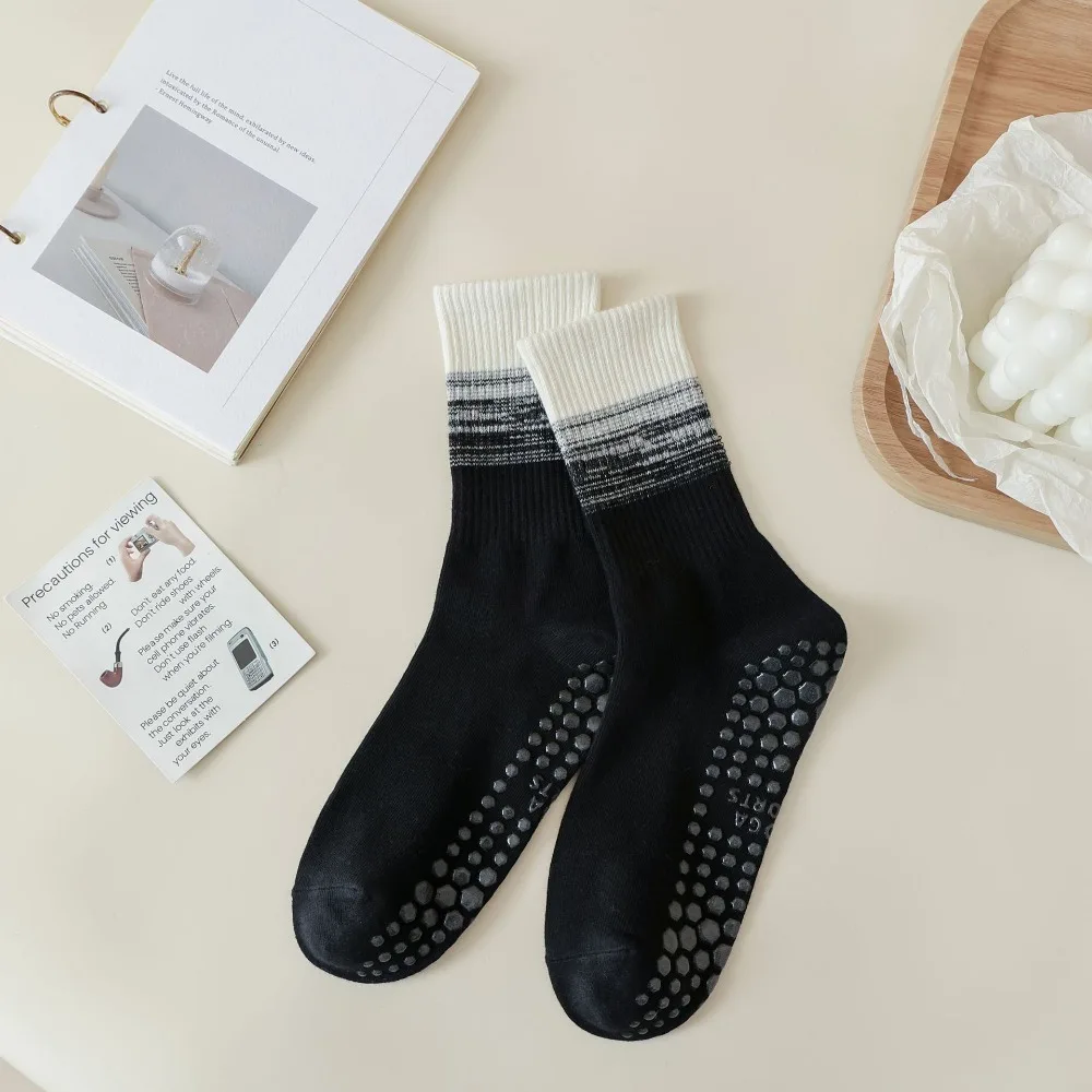 Non-Slip Yoga Pilates Socks Gradient Color Breathable Combed Cotton Middle Tube Socks Silicone Grips Sports Dance Socks Women