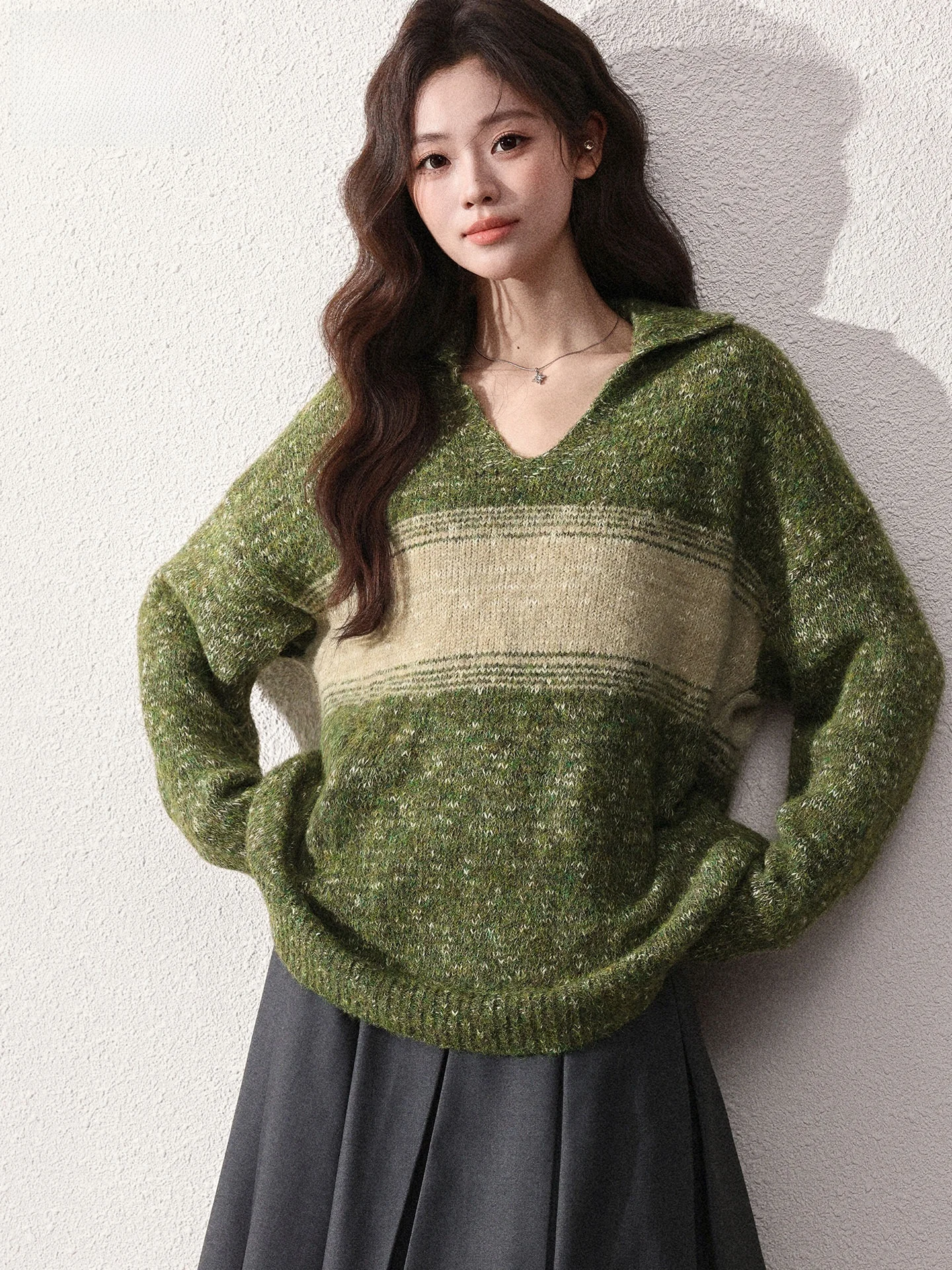 

American Style Loose Women's Knitted Wool Sweater Summer Slimming Design Overhead Dyed Green Striped V-Neck Long Sleeve Top
