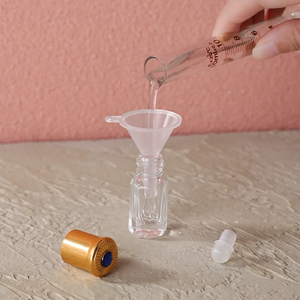 5 ชิ้น 3 มิลลิลิตรใสแปดเหลี่ยมขวดแก้วลูกกลิ้งเปล่า W/ฝาอัญมณีสีฟ้า 5 กรวยรีฟิลสำหรับน้ำมันหอมระเหยน้ำหอม