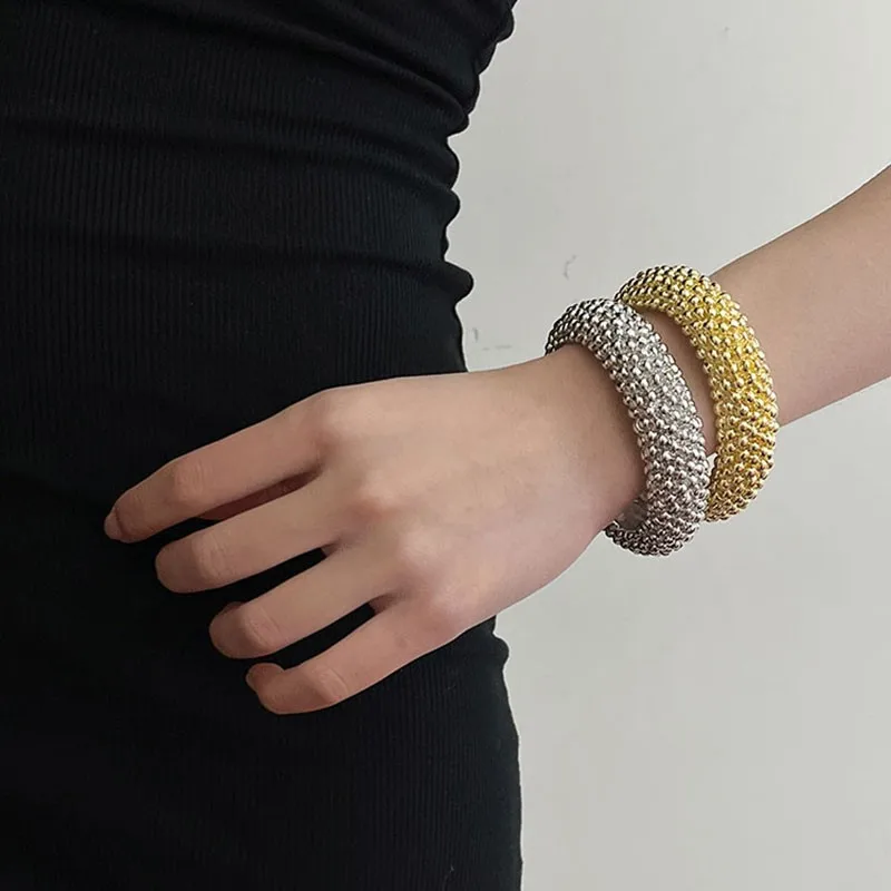 Design Retro Metal Spiral Ball Open-Ended Female Gold Luxury Advanced Bangles Accessory