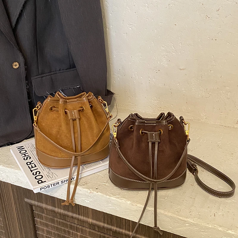 فو الجلد المدبوغ سلسلة بلون حقائب كتف نسائية حقائب الموضة 2026 الخريف/الشتاء جديد الخياطة الموضوع الشباب حقائب كروسبودي