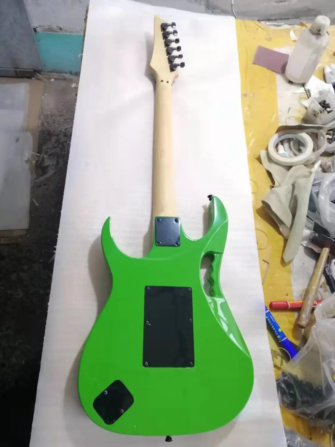 Free transportation, green 6-string electric guitar, double single pickup, maple fingerboard, customizable