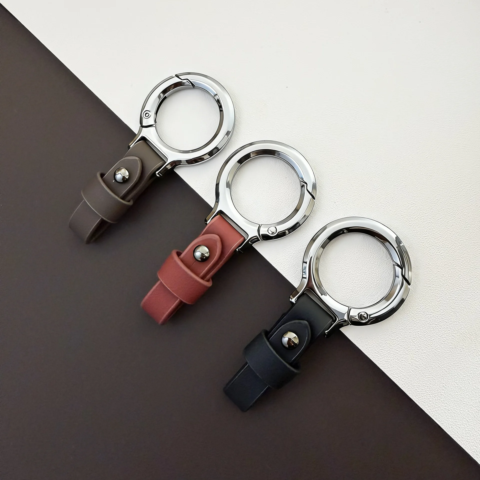 Herren-Schlüsselanhänger aus Zinklegierung und Leder, Anti-Verlust-Karabiner, langlebiger Schlüsselhalter, Organizer für den Gürtel, Geschenk – Detail 2