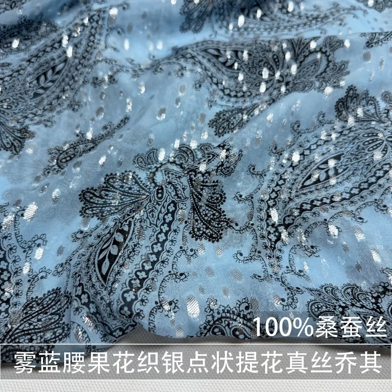tessuto-in-seta-georgette-jacquard-floreale-blu-nebbia-con-motivo-cachemire-e-punti-argento-tessuto-in-raso-di-seta-di-gelso-per-camicie-e-abiti