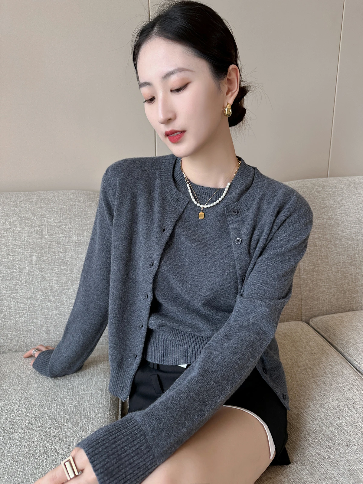 Grey round neck cashmere knitted short-sleeved women's autumn new temperament slim cardigan two-piece suit