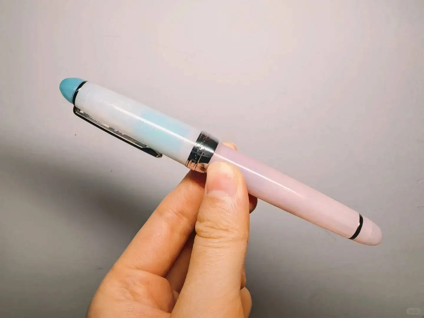 

Перьевая ручка Jinhao 82 Limited Edition Ice Lake, серебристый зажим и наконечник.