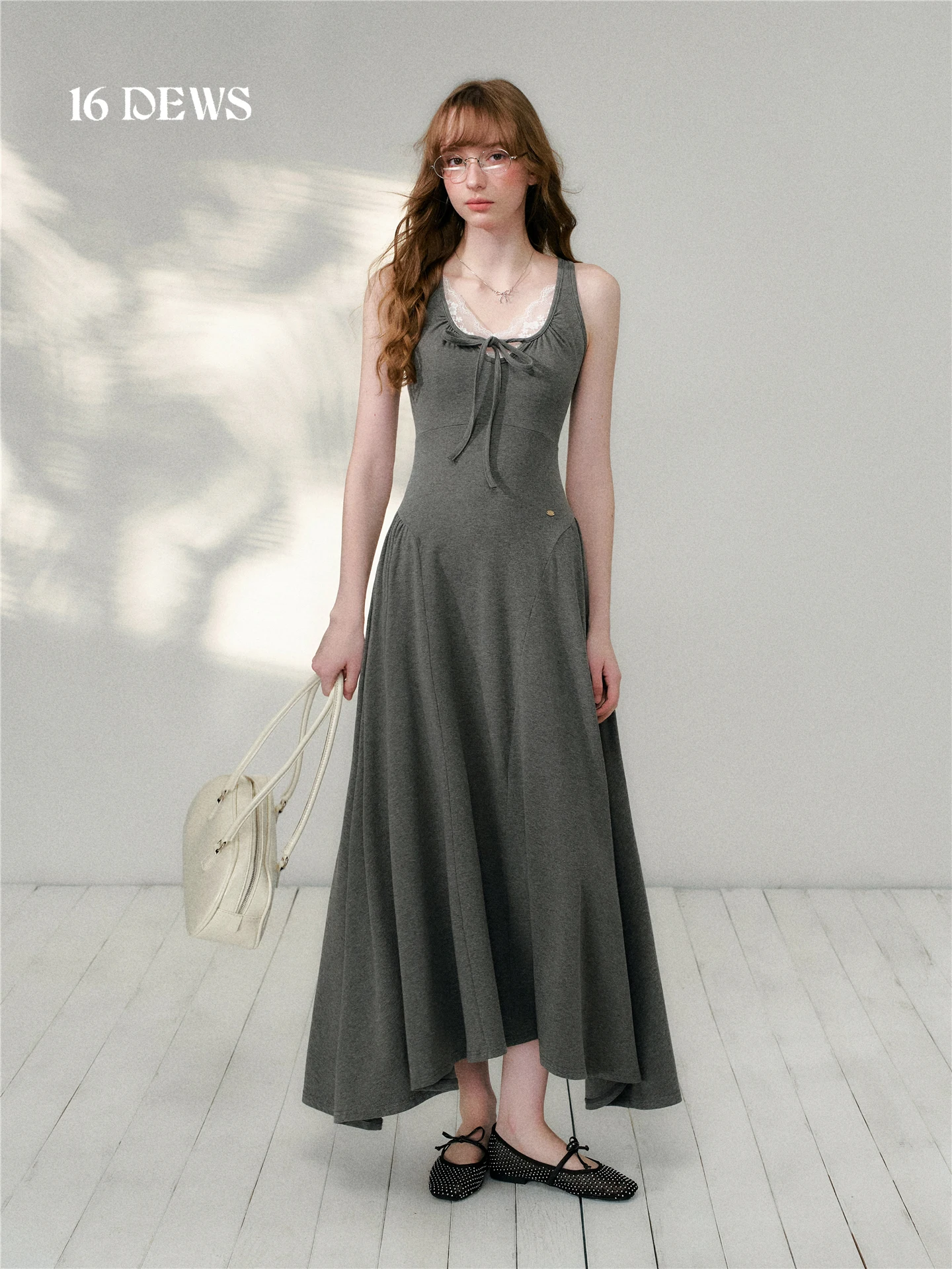 

Серое женское платье без рукавов с U-образным вырезом, приталенное, длинное, в повседневном стиле, с завышенной талией и асимметричным подолом