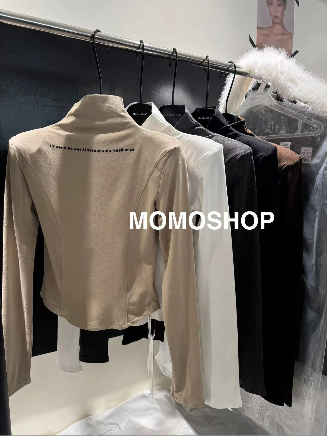 Fce-gefüttertes Damen-T-Shirt mit hohem Kragen und schmaler Passform, Oulder-Pad, bequeme Baumwolle, langes Winter-Top, bedrucktes Design