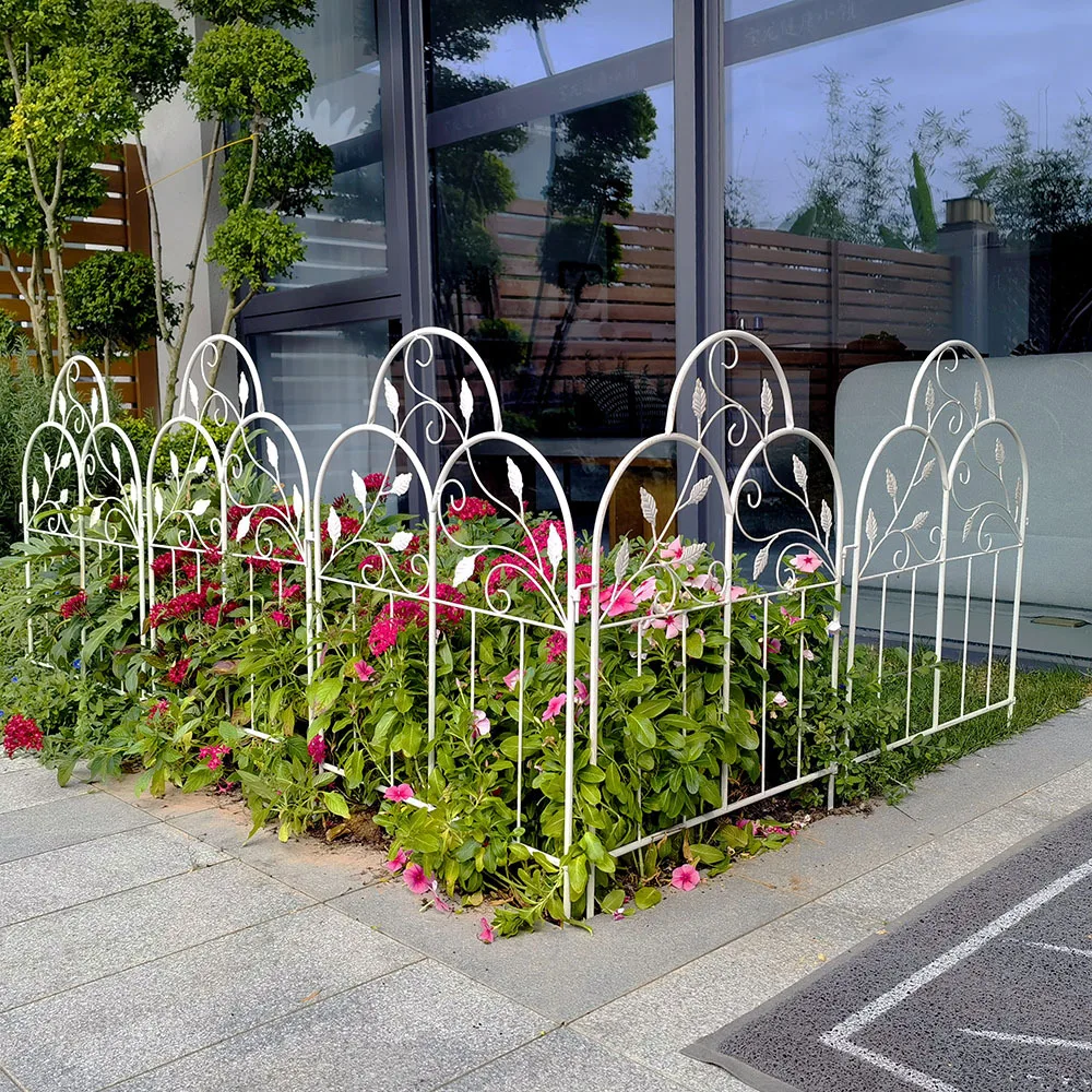 Iron Garden Fence Panel Decorative Metal Screen for Outdoor Courtyard Flower Bed Border Pet Dog Playpen Rustic Garden Fencing