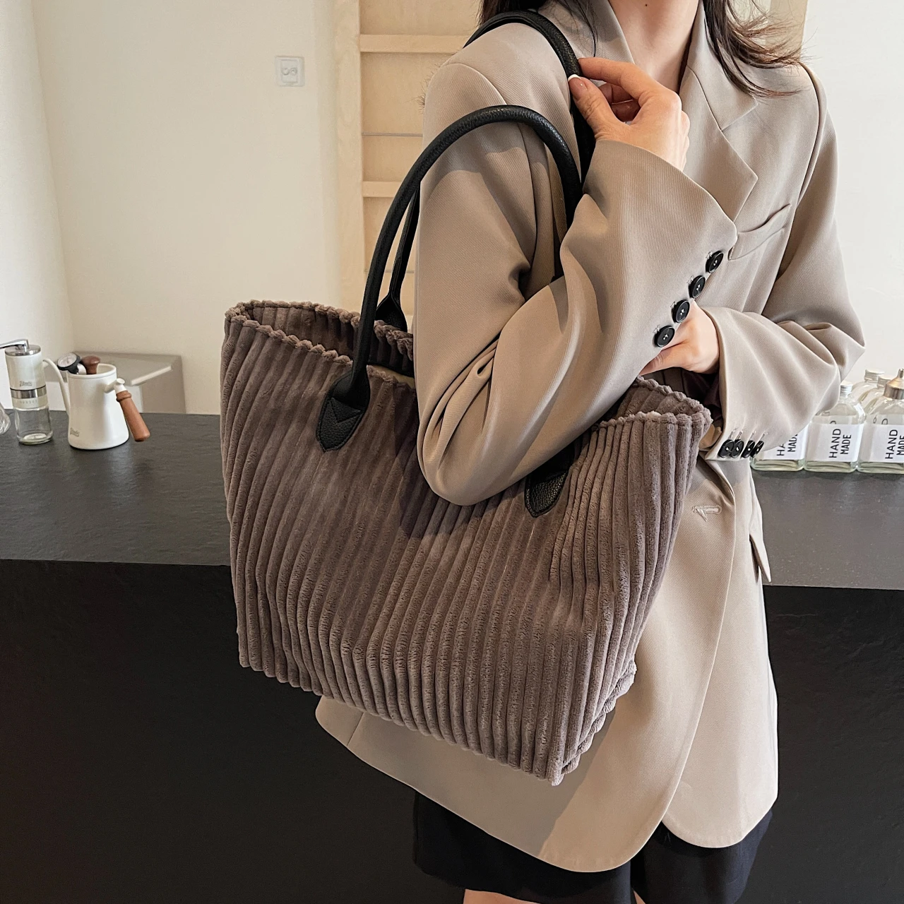 

Corduroy large capacity Tote bag female class commuter hand bag new autumn and winter vertical grain shoulder bag commuter shopp