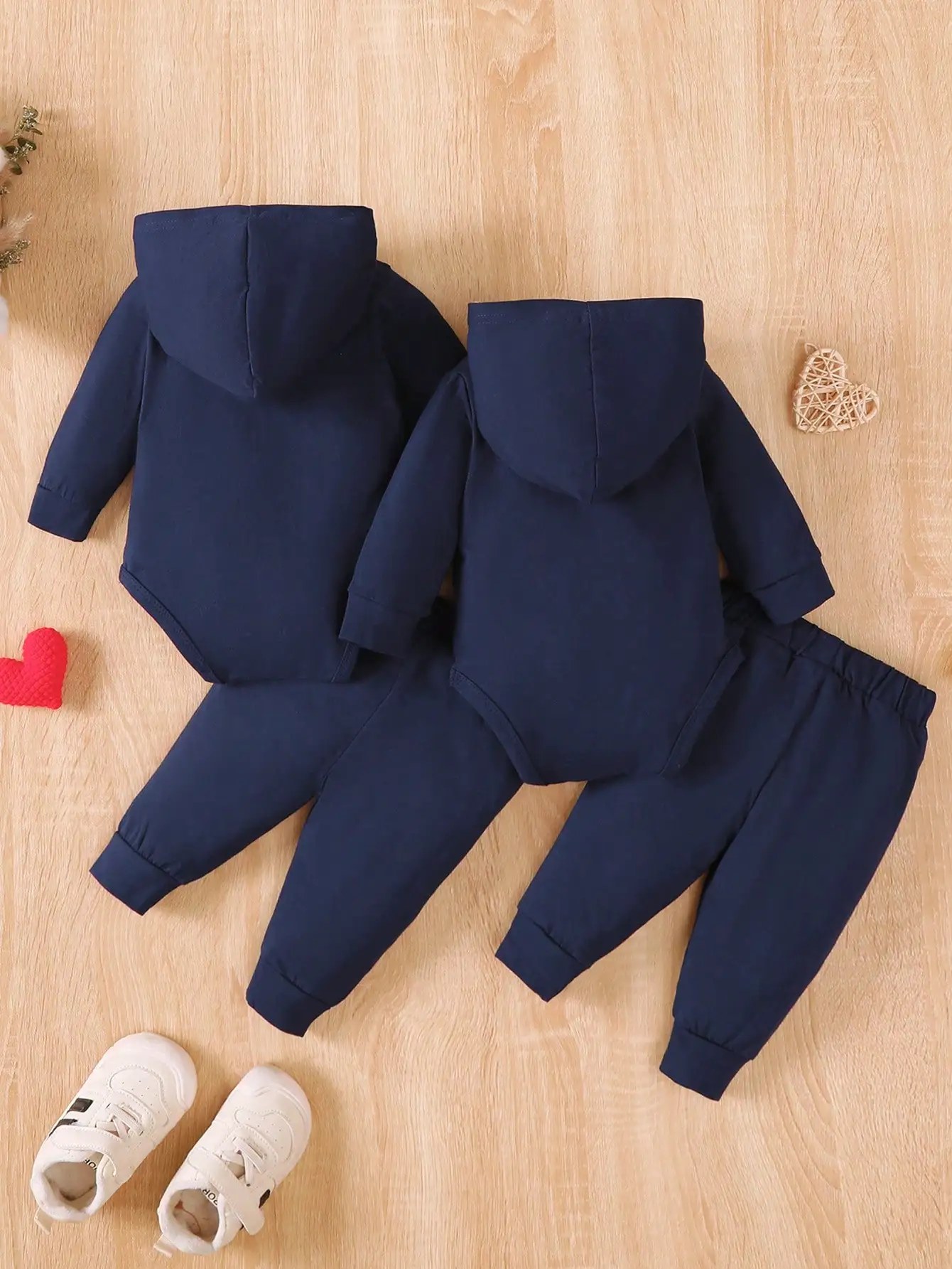 Frühlings- und Herbst-Outfit mit Kapuze für Zwillinge, marineblauer Langarm-Strampler mit Aufdruck „I Love Mama/Papa“ in Kombination mit passender Jogginghose in der gleichen Farbe, schlichtes Herz- und Buchstabenmuster, geeignet für Neugeborenen-Fotoshootings, Tagesausflüge, süßes zweiteiliges Baby-Set. – Detail 2