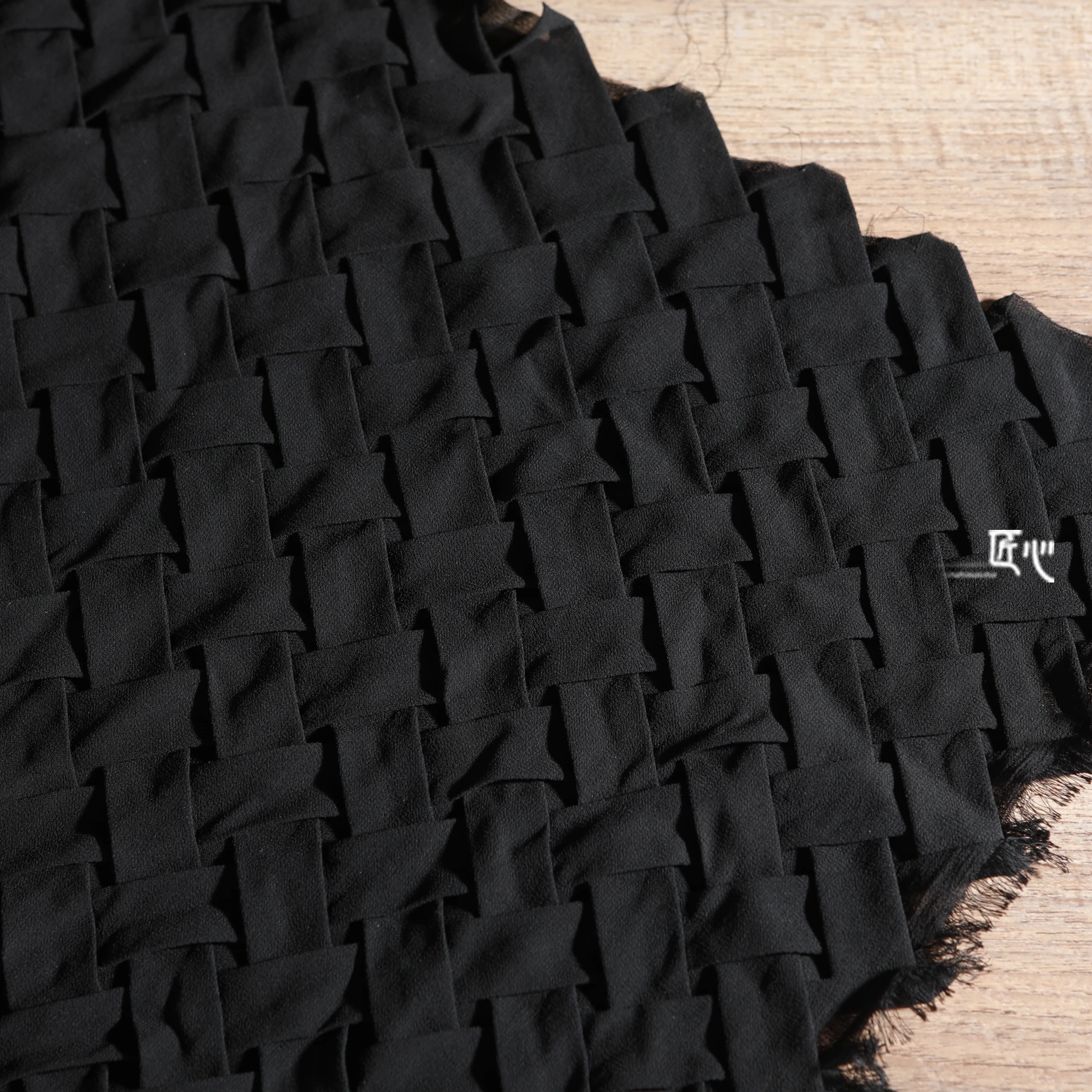 Tessitura geometrica/mattone quadrato nero tridimensionale Chiffon intrecciato trama pieghettata abbigliamento creativo tessuti firmati