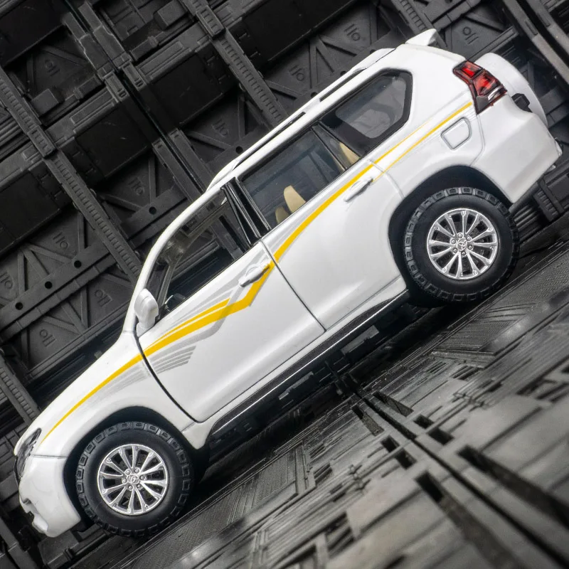 CCA 1:24 simulação Toyota Prado liga modelo de veículo off-road, portas e capô do motor, porta-malas pode ser aberto com som e luz