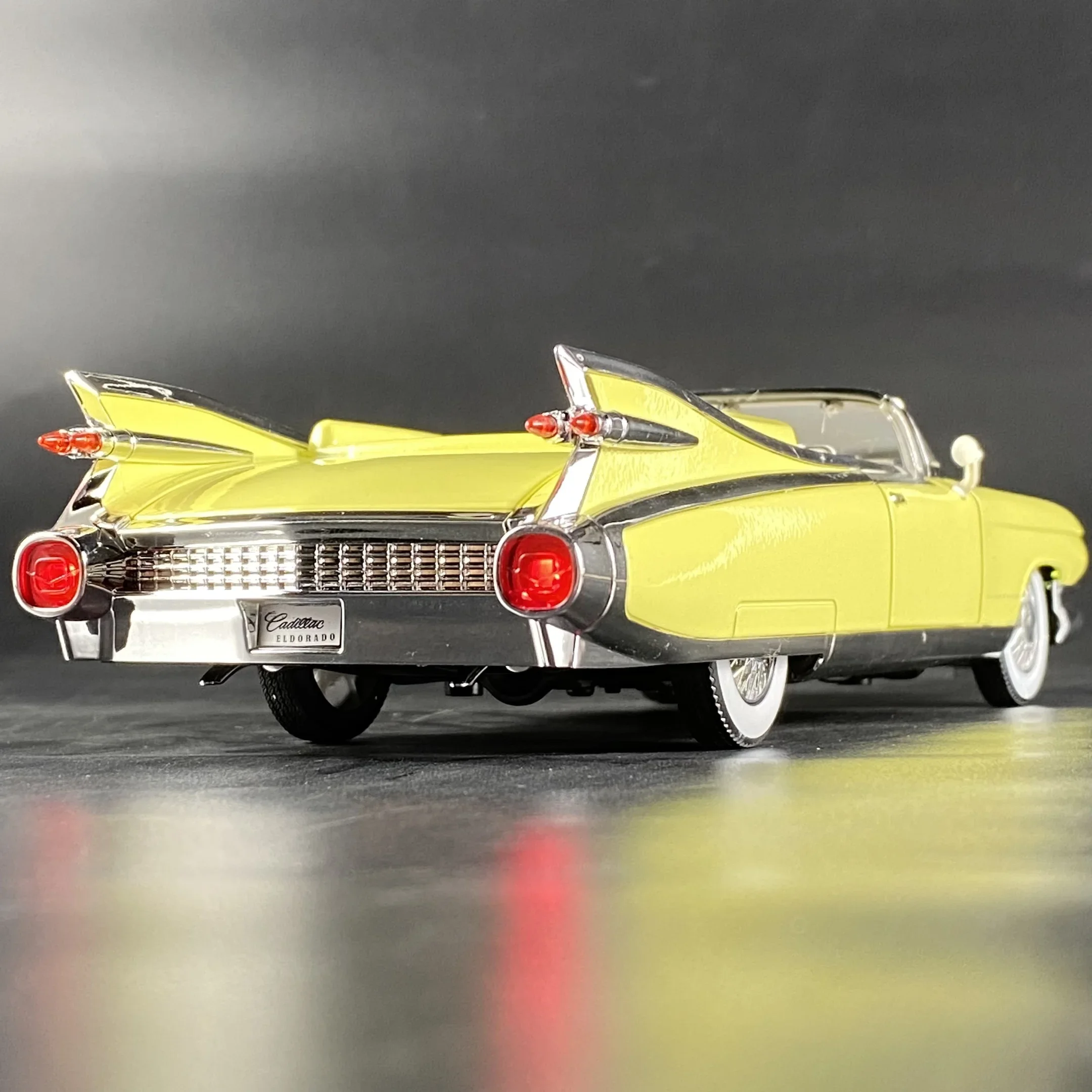 

1:24 Cadillac Eldorado Biarritz 1959 Series 62 Luxury Car Alloy Diecast Model Car DIY Independent Computer Host Chassis Present
