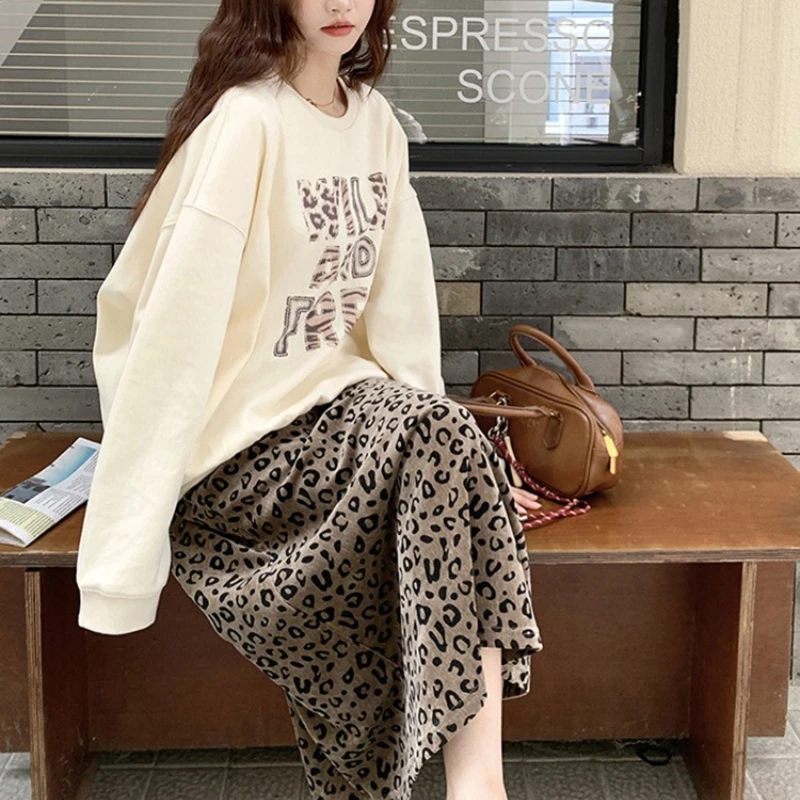 الخريف والشتاء جديد عصري كونغ نمط الرجعية قطعتين مجموعة المرأة فضفاضة إلكتروني الطباعة البلوز + ليوبارد طباعة نصف تنورة