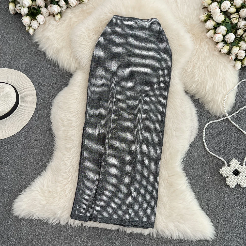 Elegancka spódnica o kroju litery A, o średniej długości, z wysokim stanem, wyszczuplająca, z rozcięciem z boku i zdobieniami z diamentów dla młodych kobiet.