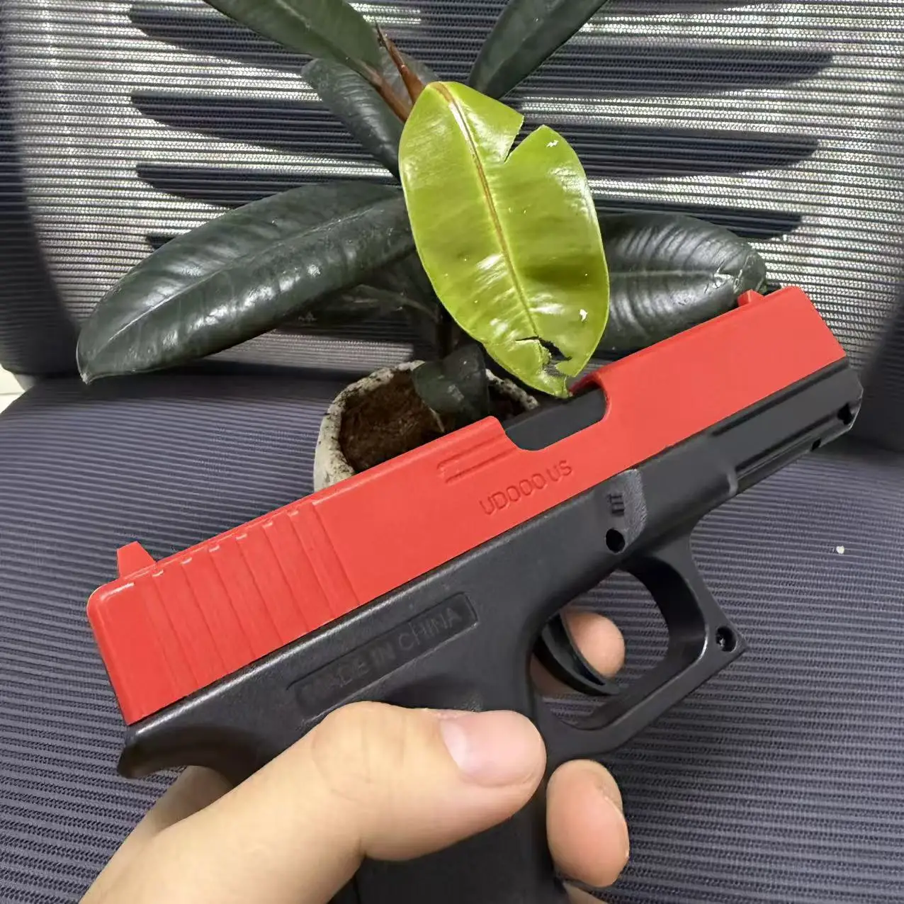ปืนอัดลมคุณภาพสูง ยิงกระสุนนิ่ม รุ่น BLACK G17 GlocE ของเล่นปืน แม็กกาซีนด้านล่าง พร้อมเลเซอร์ สำหรับกีฬากลางแจ้ง เกม CS ของขวัญสำหรับเด็ก