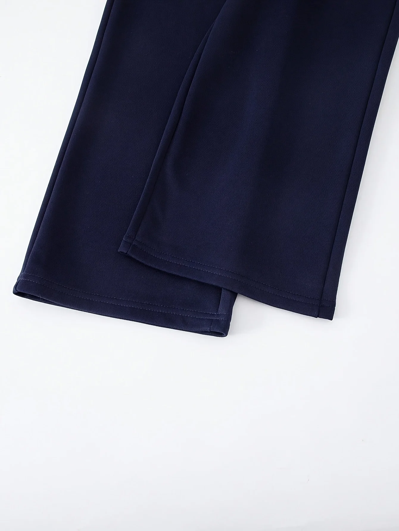 Lässige, weit geschnittene Mädchenhosen (2er-Pack, erhältlich in Grau oder Marineblau); mit elastischem Bund und weißem „68“-Aufdruck am Bund. – Detail 4