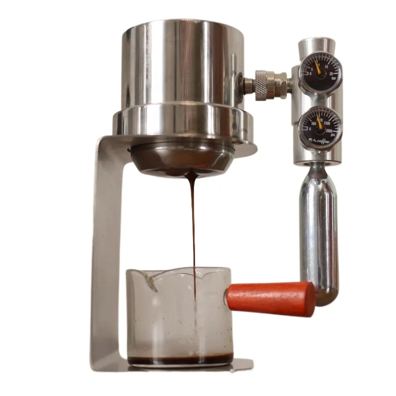 Small portable pneumatic coffee machine with espresso extraction