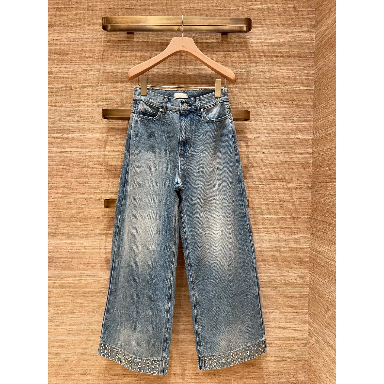 

Джинсы с высокой талией и широкими штанинами, декорированные заклепками, универсальные длинные брюки, повседневные, из полиэфирного волокна, на пуговицах, для зимы...