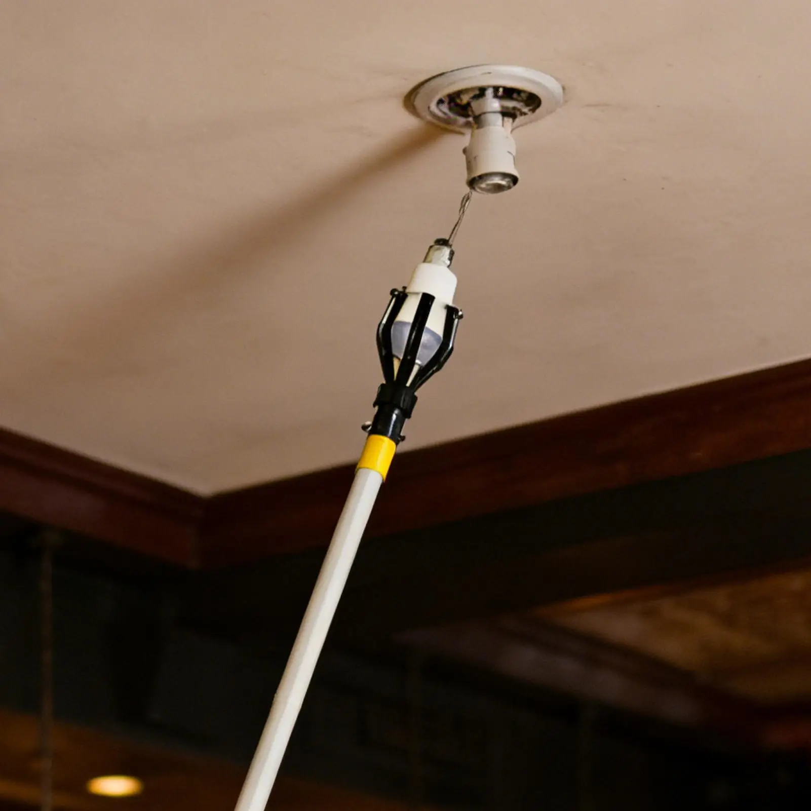 Adjustable Telescopic Light Changer Clamping Stick Light Removal Tool for High Ceilings Suitable for Home Office Warehouse