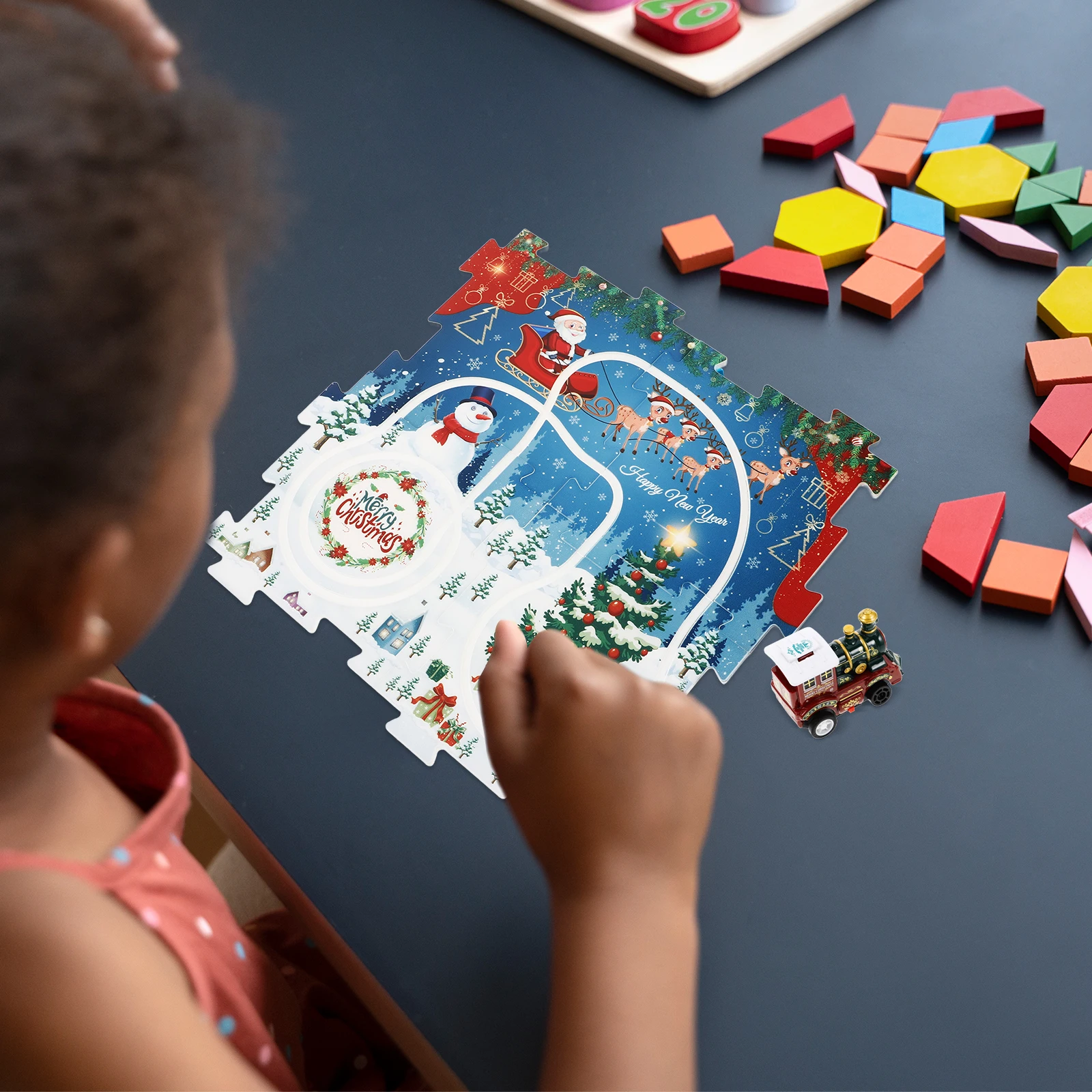 

Поезд игрушки Рождественская дорожка Сборка головоломки Рождественская тема Diy Рождественские винтажные автомобильные треки