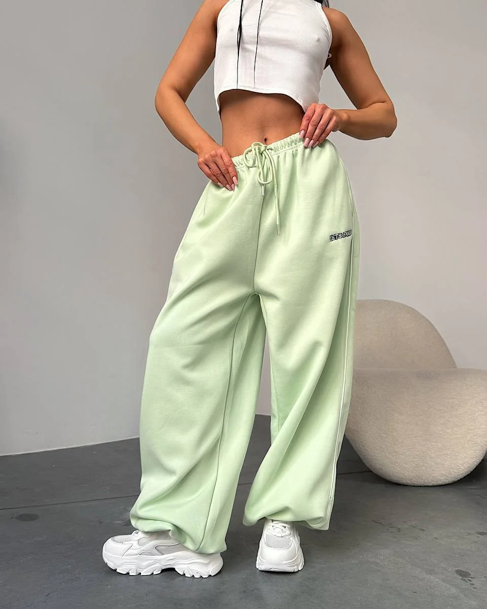 กางเกงกีฬาขากว้างลายทางสําหรับผู้หญิงในฤดูใบไม้ผลิและฤดูใบไม้ร่วง หลวมและกระชับสัดส่วน กางเกงลําลองขาตรงที่มีความรู้สึกการหย่อนคล้อย