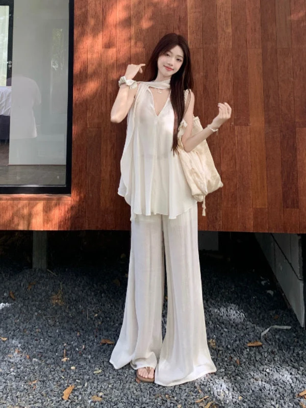 

Нежный комплект: Майка без рукавов с V-образным вырезом и свободные брюки в пол с высокой талией. Женский модный комплект из двух предметов. Лето 2025.