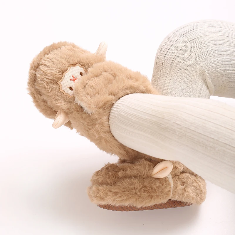 Warme Plüsch-Babyschuhe für den Winter, Mädchen-Fußbekleidung mit niedlichem Cartoon-Design, bequeme weiche Sohlen für Neugeborene von 0-18 Monaten. – Detail 10