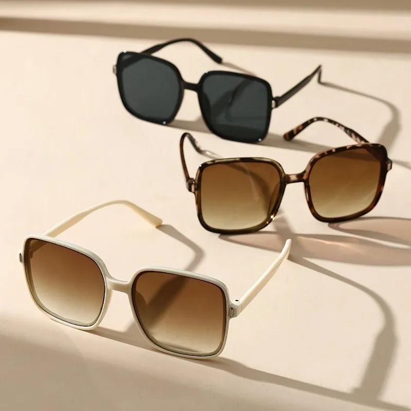 3-teilige modische Damenbrille mit quadratischem Rahmen – stilvolle Schildpatt- und schwarze PC-Gläser – Detail 2