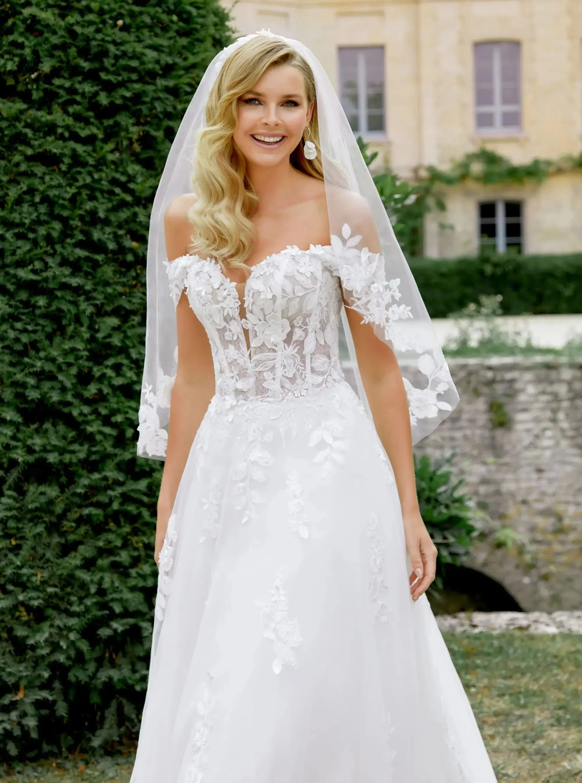 

Tulle Off the Shoulder Floor-Length Wedding Dresses Elegant Sweetheart Corset A-line Appliques White Church Formal Bridal Gowns