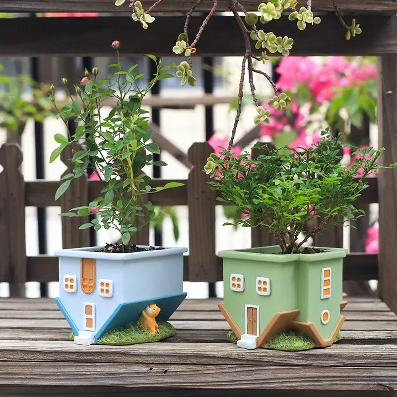 Upside Down House Small Plant Pot Resin Succulent Planter for Home Office Desk Mini Ornament Fairy Garden Flowerpot Decoration
