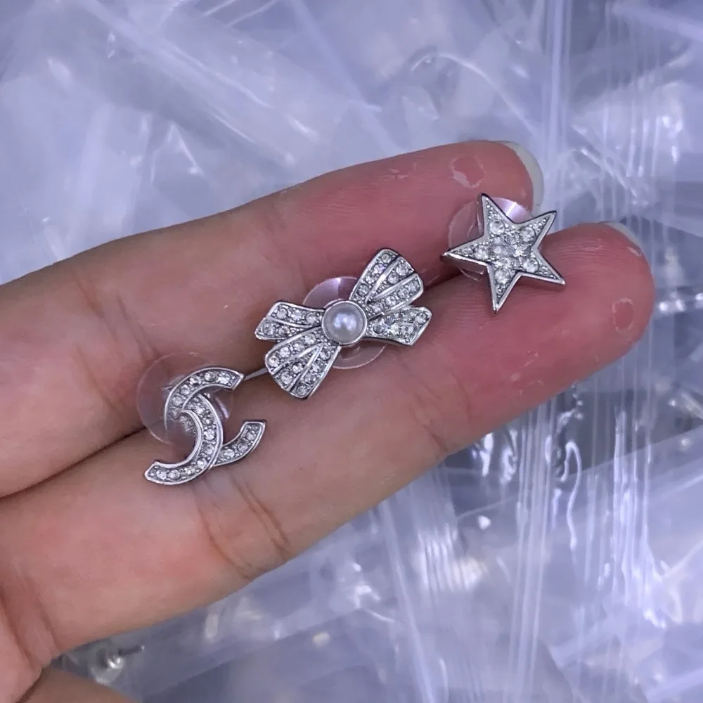 

2025 New Premium Earrings Unique Smooth Lines Highlight Women Charming Style Chic Luxury High-End Jewelry