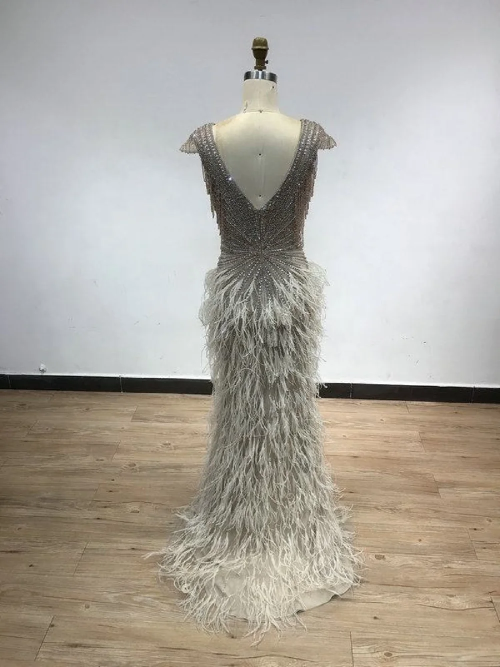 Luxury Deep V Neck Feather Bead Evening Dresses Tassel Floor Length Sleeveless Crystal Mermaid Evening Dresses For Women