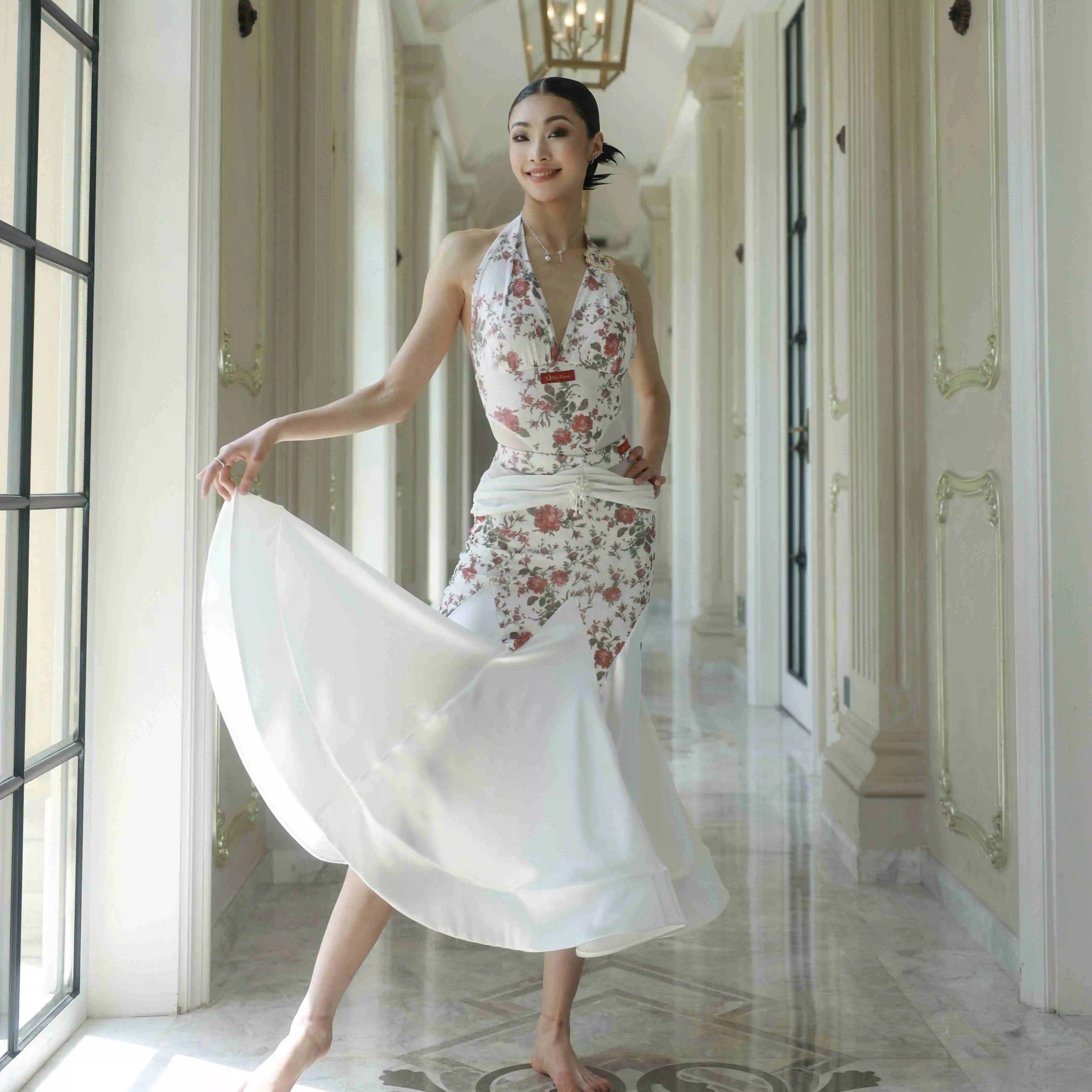 2025 ดอกไม้พิมพ์ห้องบอลรูมเต้นรําเสื้อผ้า Halter คอกระโปรงฝึกเสื้อผ้าผู้ใหญ่ Waltz เครื่องแต่งกายการแข่งขันชุด DNV23320