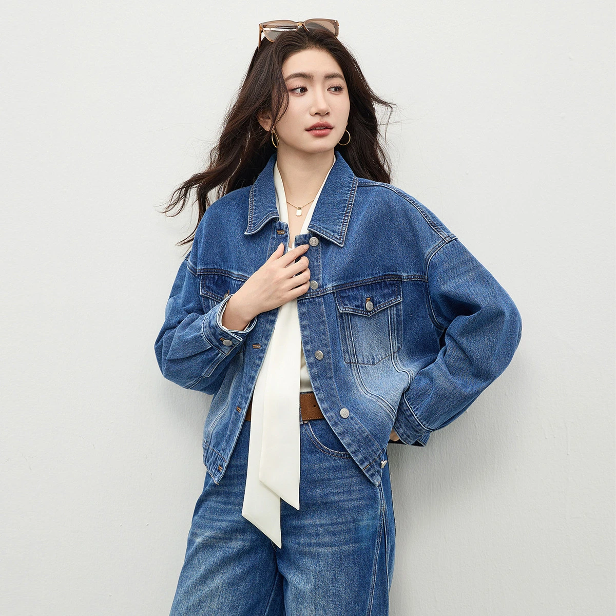 SENTUBILA Women's Denim Jacket Fashion Contrast Stitching Flap Pockets Lapel Collar Loose 2026 Spring Casual Coat W61WD6202