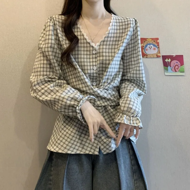 Jesienna nowa kolekcja: koszula damska w kratę z koronkowym pasem, długi rękaw, uniwersalna, dopasowana, modny top.