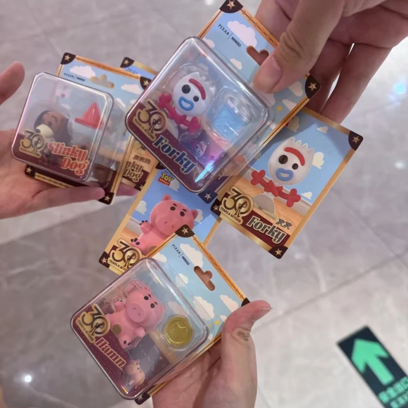 MINISO Toy Story Pixar Play مع سلسلة بطاقات معلقة غير محدودة صندوق أعمى أنيمي الطنانة الخفيفة مغناطيس الثلاجة هدايا العيد